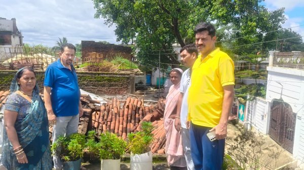 बारिश बनी आफत : मजदूर महिला का आशियाना ढहा, जनप्रतिनिधियों ने संभाला मोर्चा