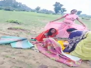 खेत के बीच कराया गया प्रसव