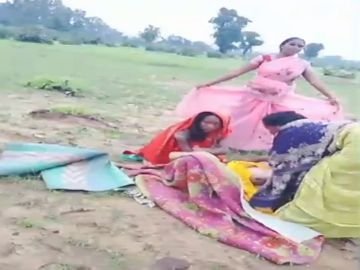 रास्ता बंद, एंबुलेंस बेबस... साड़ियों की ओट में खेत पर महिला ने दिया बच्चे को जन्म