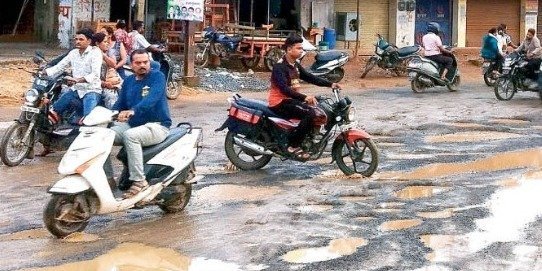 बारिश में बदहाल हुई महासमुंद की सड़कें, गड्ढों और कीचड़ में फंस रहे वाहन, राहगीरों की बढ़ी मुश्किलें
