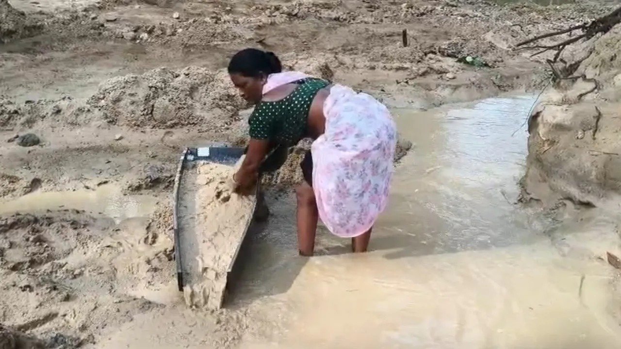 नदी की रेत से सोना निकालते ग्रामीण