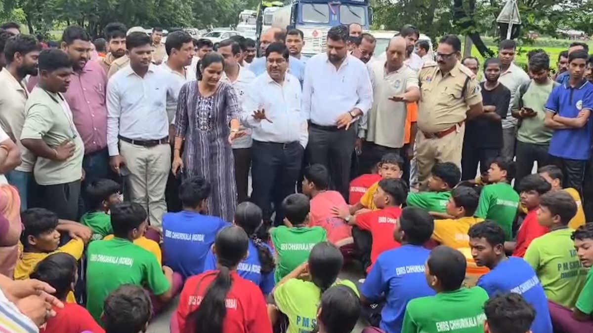 एकलव्य विद्यालय के छात्रों का चक्काजाम प्रदर्शन