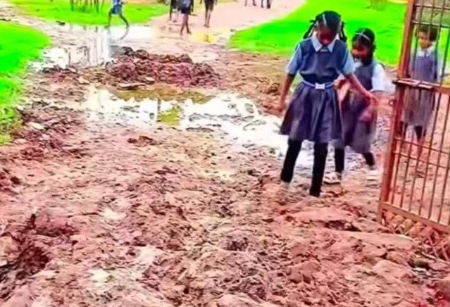 बारिश से स्कूल परिसर बना कीचड़ का मैदान