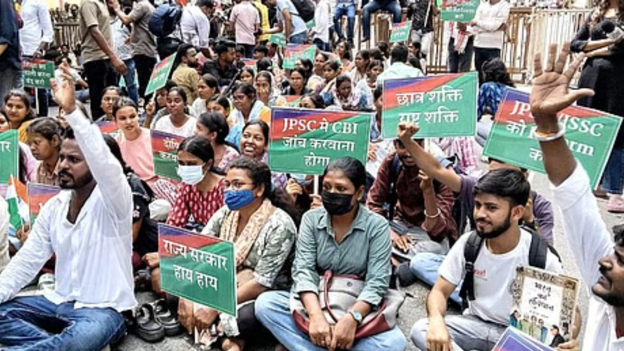 रांची में JPSC परीक्षा के विरोध में धरना
