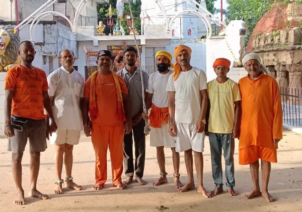 सावन में शिवभक्ति की मिसाल : बैद्यनाथ धाम जलाभिषेक के लिए निकले सात शिवभक्त, गांव में भक्तिमय माहौल