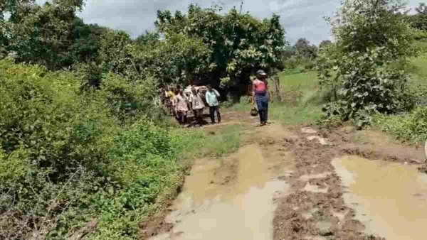 बदहाल : विकास के दावों की खुली पोल, अंतिम संस्कार के लिए दलदल से गुजरे ग्रामीण