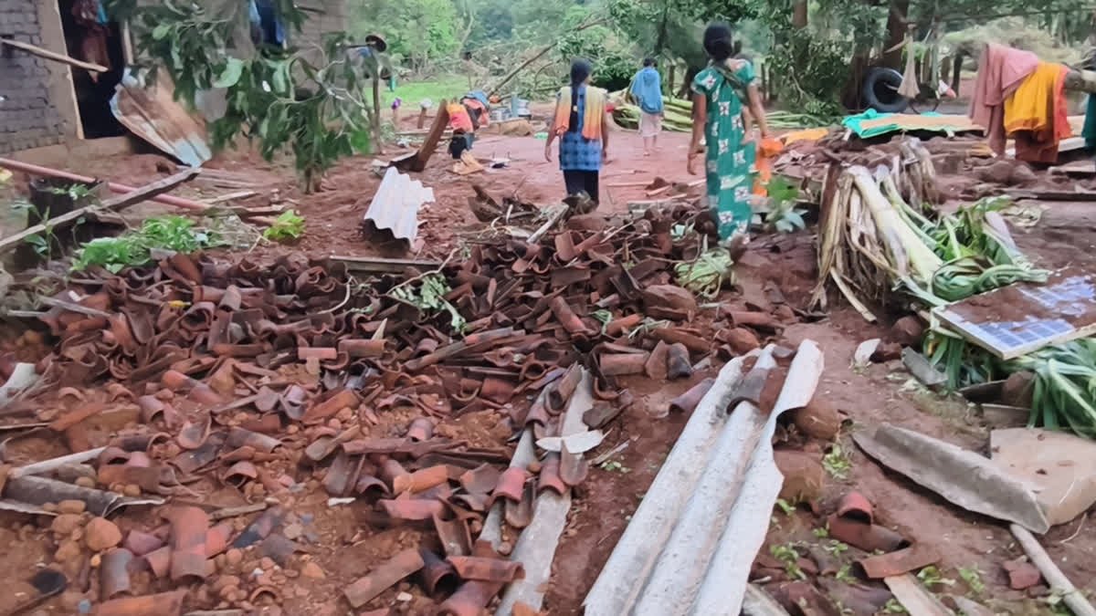 बाढ़ से तबाह हुए घर और प्रभावित ग्रामीण