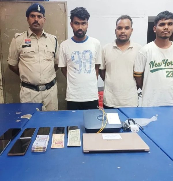 मकान में चल रहा था ऑनलाइन सट्टा का खेल, पुलिस ने तीन युवकों को किया गिरफ्तार