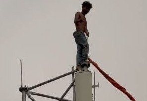 सरगुजा में खाने के लिए अंडा नहीं मिलने पर मोबाइल टावर में चढ़ा युवक