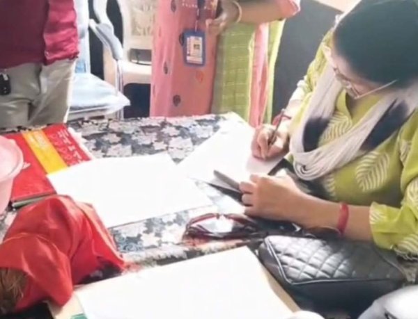 स्कूल में टोटका करने वाली शिक्षिका निलंबित, वीडियो वायरल होने के बाद शिक्षा विभाग सख्त