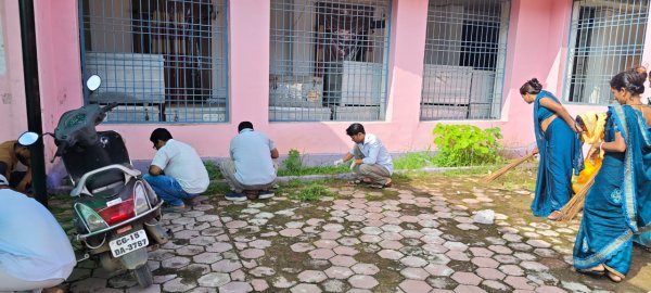 श्रमदान से चमका परिसर : स्वच्छता अभियान में जुटे अधिकारी-कर्मचारी, साफ-सफाई का दिया संदेश