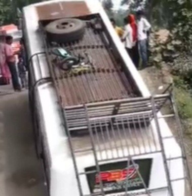 बांसाझाल पुल टूटने के बाद फंसी यात्री बस