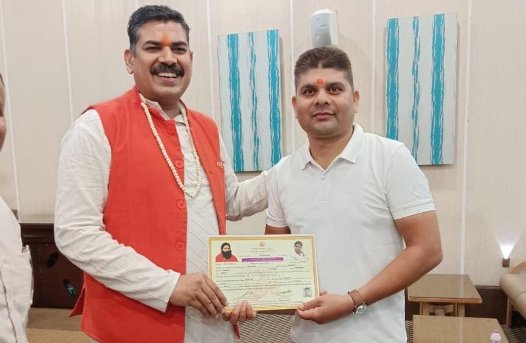 गुरु पूर्णिमा महोत्सव में योग शिक्षकों को सम्मानित करते अतिथि