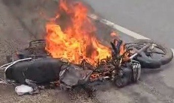जलती हुई दुर्घटनाग्रस्त बाइक