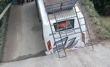 बिलासपुर में टूटा बांसाझाल पुल और बीच में फंसी यात्री बस