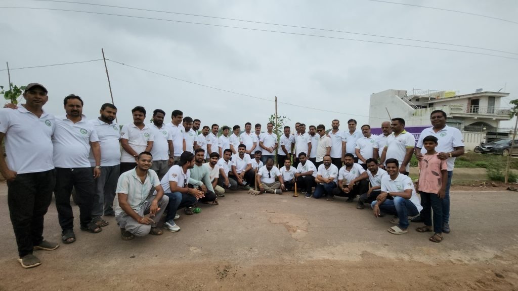 मुंगेली में पौधरोपण करते संस्था सदस्य