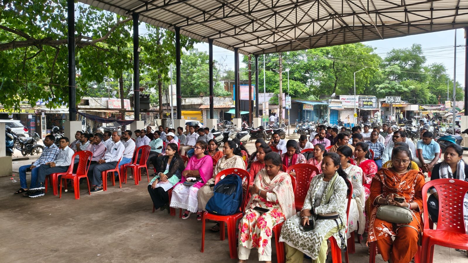 महासमुंद में पटवारियों का धरना प्रदर्शन