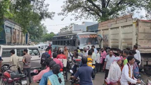 सड़क हादसा: यात्री बस और बोलेरो की आमने-सामने भिड़ंत, कई घायल