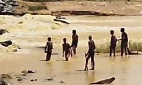 बाढ़ में लापता घोटगांव के युवक का मिला शव, एक छात्र समेत दो लोगों की तलाश जारी