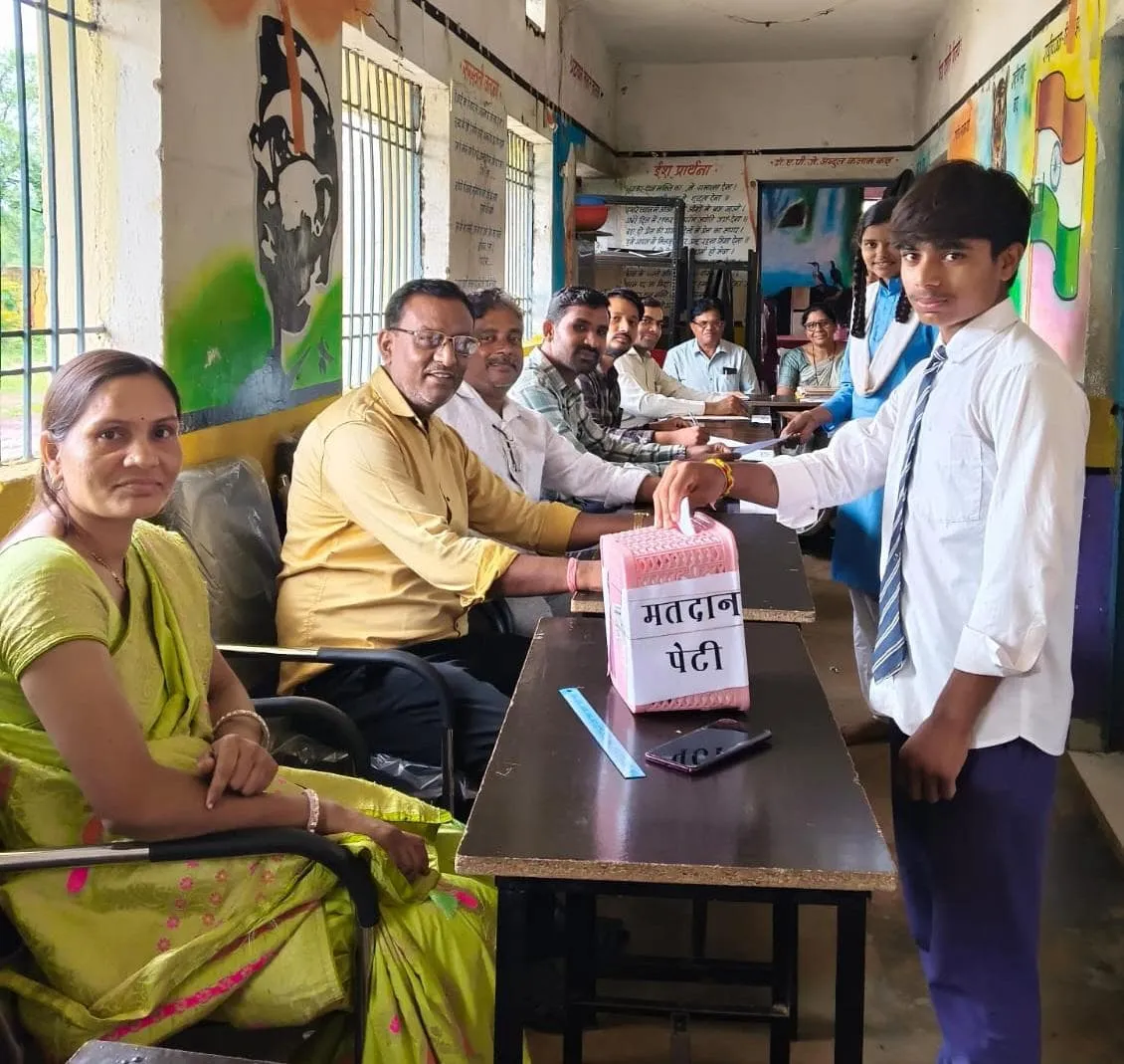 बाल कैबिनेट चुनाव में मतदान करते विद्यार्थी