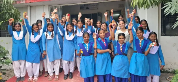 सैनिकों के लिए आरंग की छात्राओं ने बनाई राखियां, भेजा देशभक्ति का संदेश