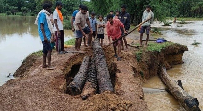 बारिश से टूटी सड़क, ग्रामीणाें ने लकड़ी से बनाया अस्थायी रास्ता