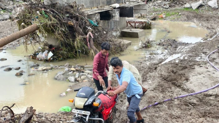धार में बारिश से टूटा अस्थायी रास्ता