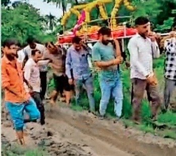 कीचड़ भरे रास्ते से अंतिम यात्रा