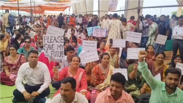 स्वामी आत्मानंद स्कूलों के संविदा शिक्षक-कर्मचारी हड़ताल पर, छह मांगों को लेकर प्रदर्शन