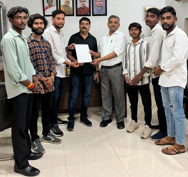 कॉलेज ड्रेस कोड पर NSUI का विरोध, छात्रों की समस्याओं को लेकर सौंपा ज्ञापन