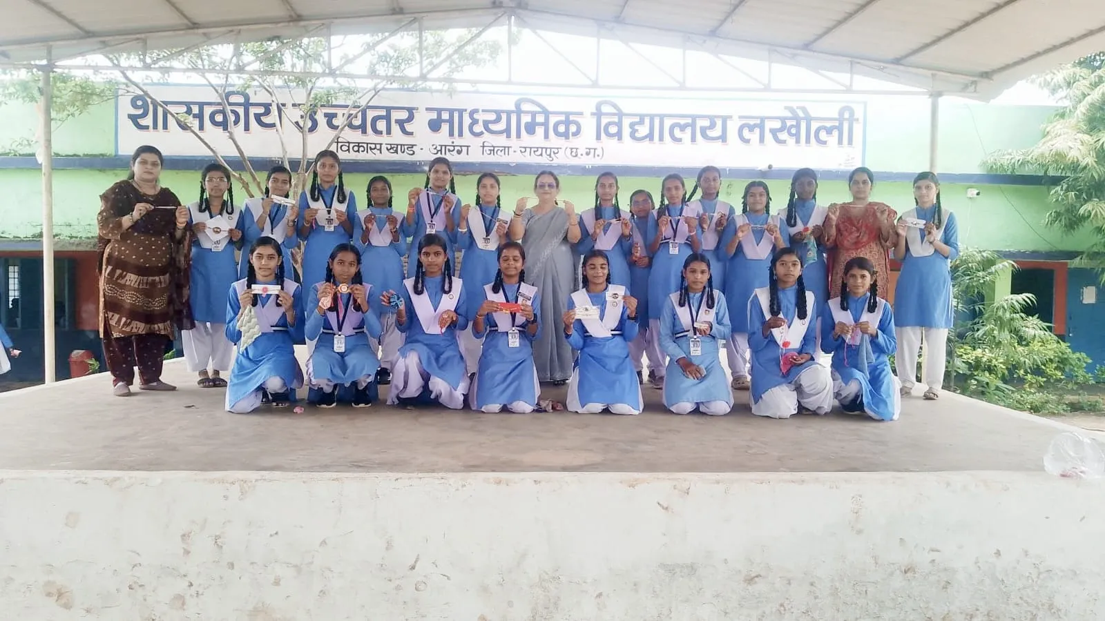 छात्राओं ने सैनिकों के लिए बनाई राखियां