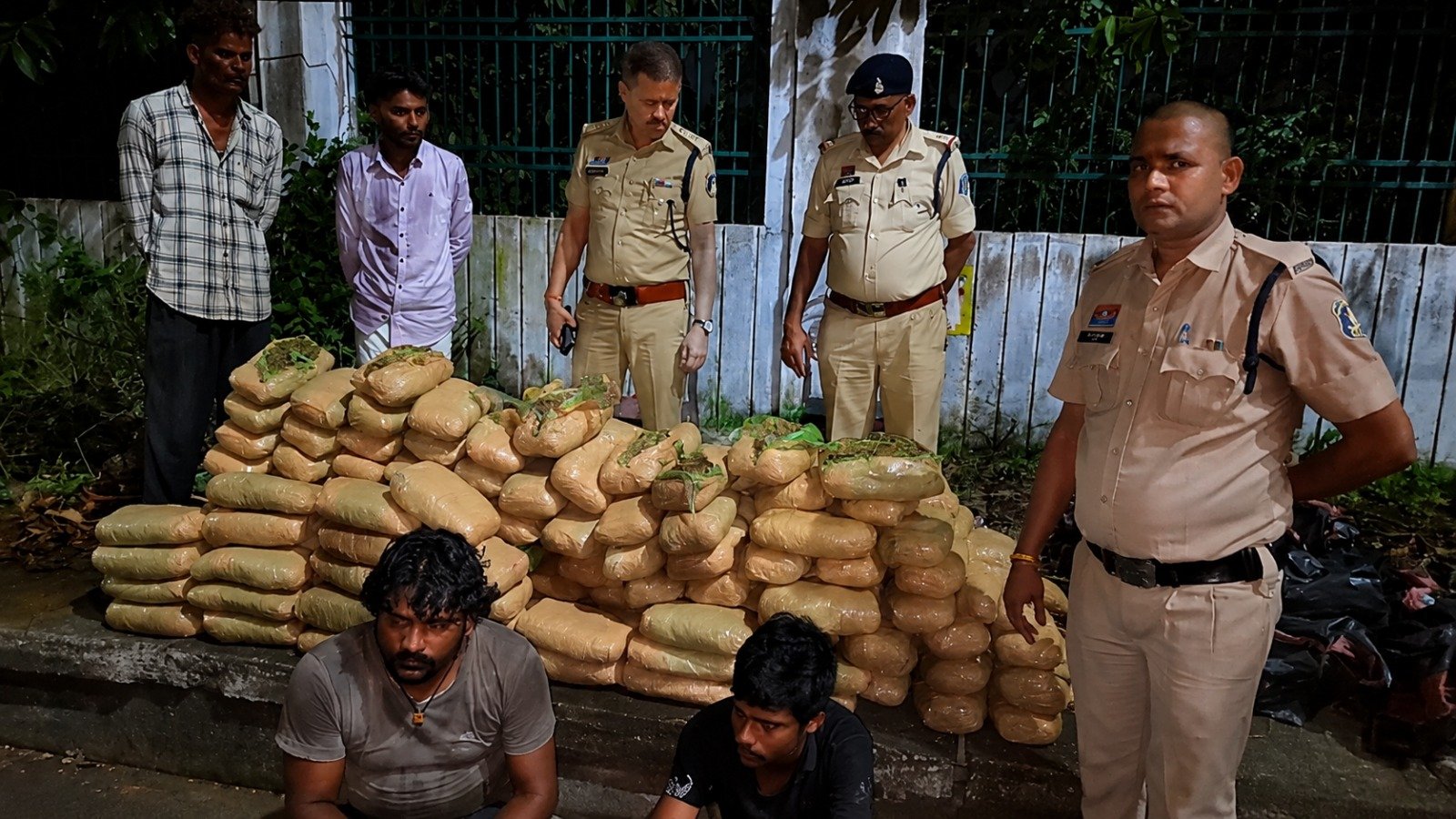 रायपुर में ट्रक से बरामद गांजा