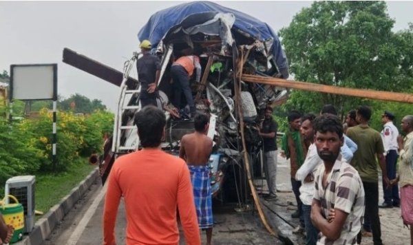 खराब ट्रेलर से टकराए दो वाहन, कटर मशीन से काटकर निकाले गए चालक