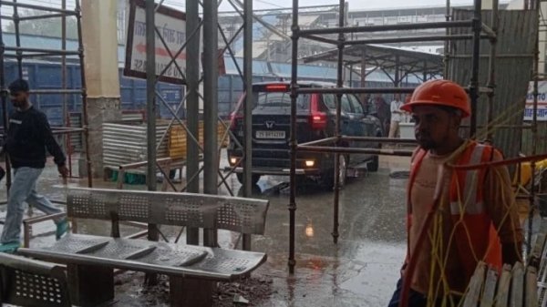 ग्वालियर रेलवे स्टेशन के प्लेटफॉर्म पर पहुंची स्कॉर्पियो, यात्रियों में मचा हड़कंप