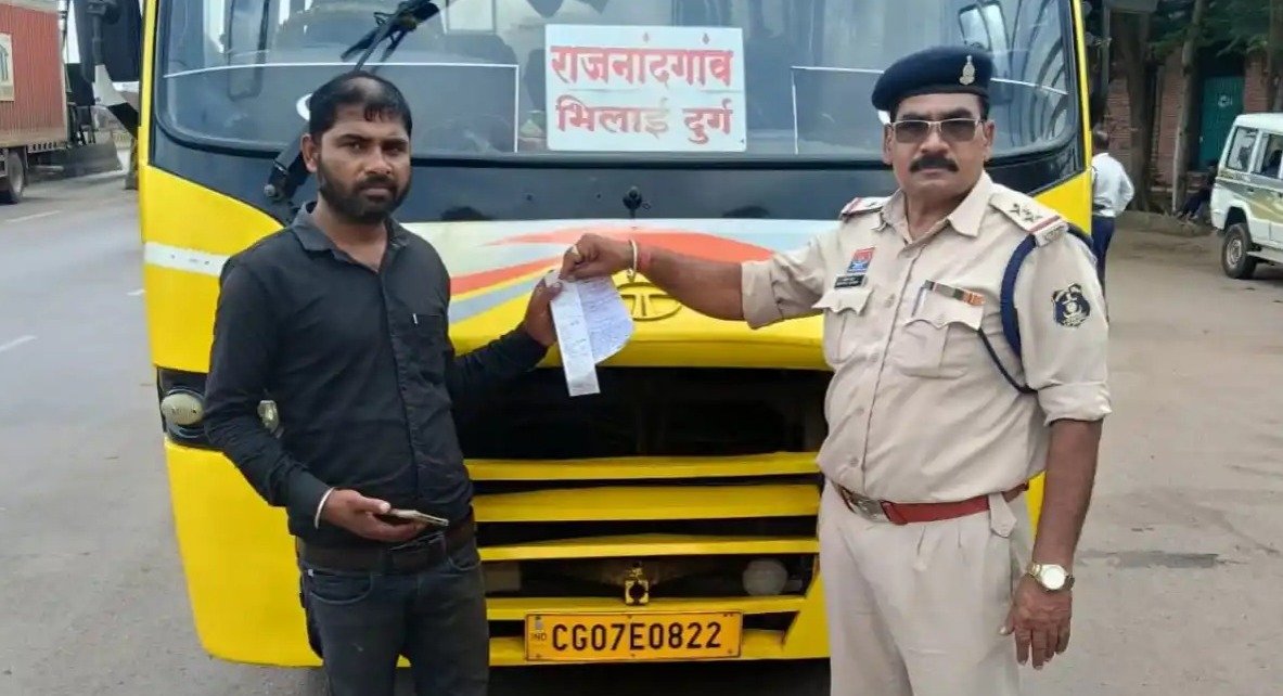 नशे में बस चालक पर कार्रवाई