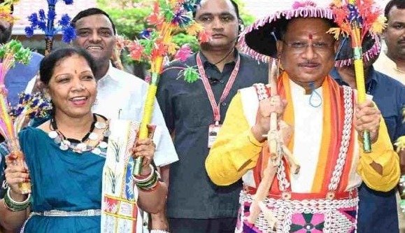 कलाकारों के साथ मुख्यमंत्री