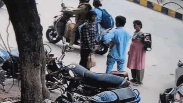 बस स्टैंड का रास्ता पूछकर बुजुर्ग महिला को ठगा, दो लाख के जेवर लेकर फरार आरोपी