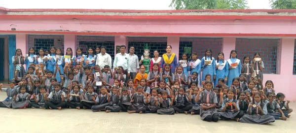 अमेरी स्कूल की छात्राओं की अनोखी पहल, सैनिकों को भेजी प्रेम और सम्मान से भरी राखियां