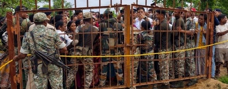 ग्रामीणों का शराब दुकान के खिलाफ प्रदर्शन
