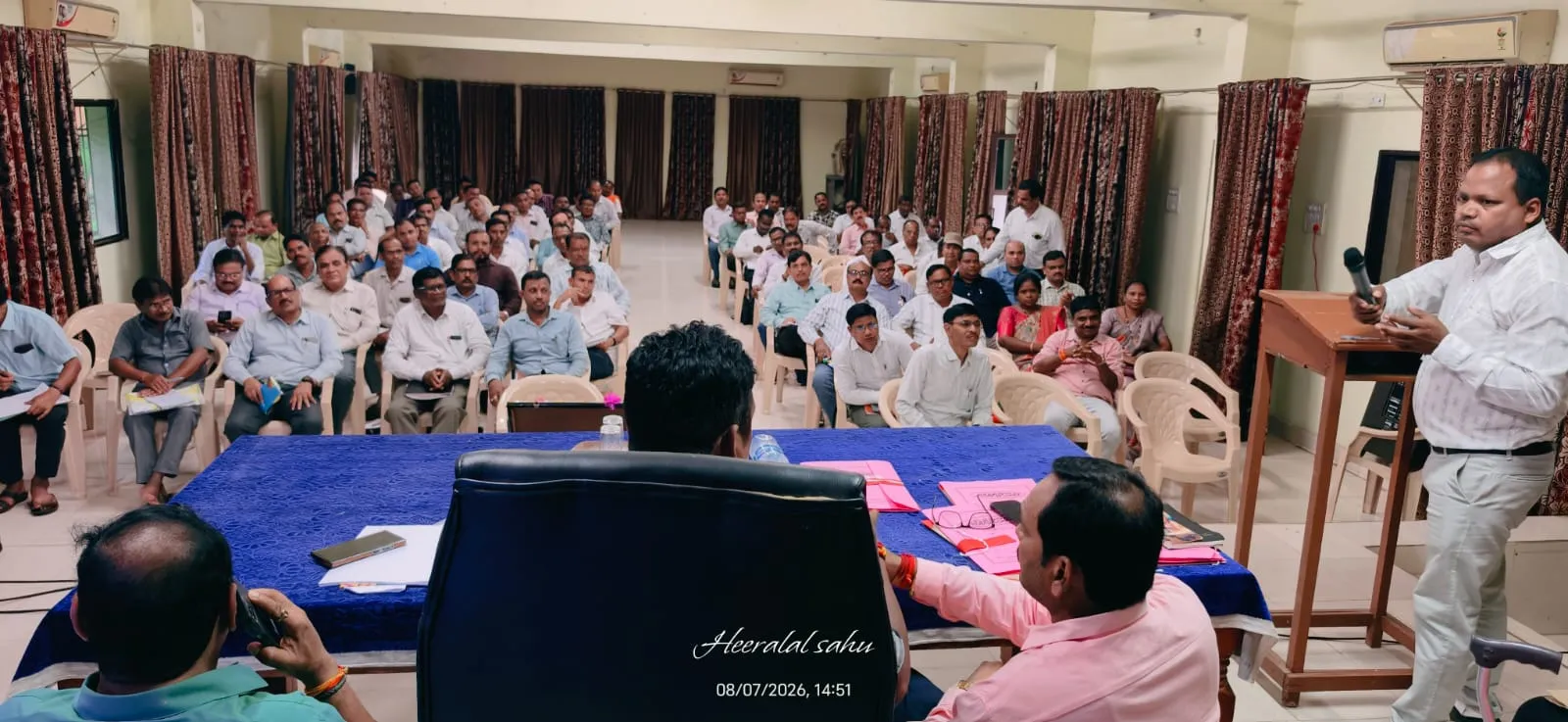 पिथौरा शिक्षा समीक्षा बैठक में शामिल अधिकारी और प्राचार्य