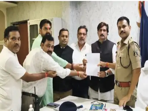 आरोपियों के खिलाफ शिकायत करने पहुंचे कार्यकर्ता