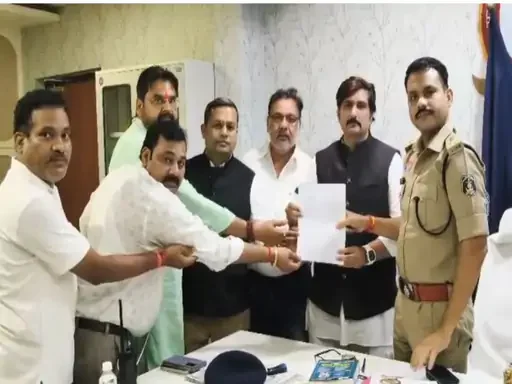 आरोपियों के खिलाफ शिकायत करने पहुंचे कार्यकर्ता