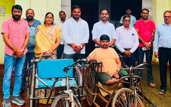 पिथौरा में दिव्यांगजन को मिला सहारा, संतुराम ध्रुव को प्रदान की गई ट्रायसाइकिल