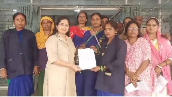 कार्रवाई : छुट्टी से लेकर काम के दबाव तक, स्वच्छता दीदियों ने प्रभारी के खिलाफ सौंपा ज्ञापन