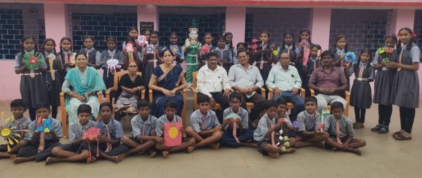 अमेंरी हाई स्कूल : रचनात्मक गतिविधि में बच्चों का हुनर आया सामने, रंग-बिरंगे फूलों से सजाया विद्यालय