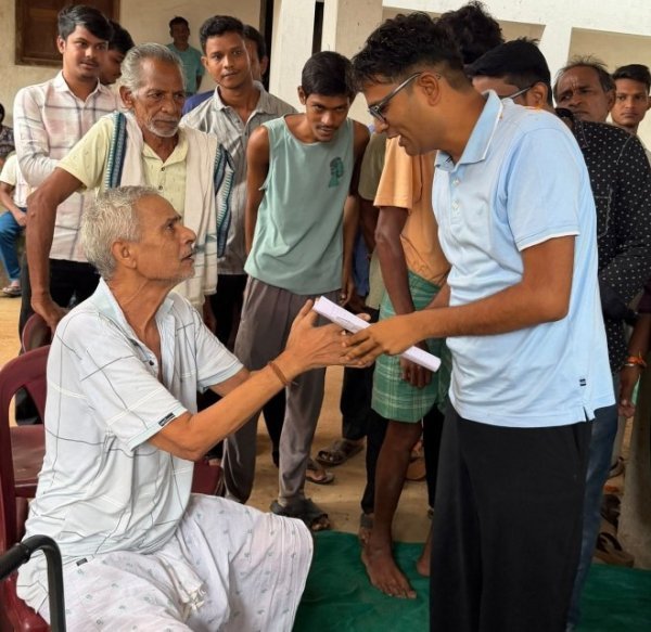 आमापाली जन चौपाल में ओपी चौधरी ने सुनी ग्रामीणों की समस्याएं, समाधान के दिए निर्देश