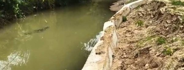पहली बारिश में ही टूटा 19 लाख का रिटर्निंग वॉल, ग्रामीणों ने ठेकेदार पर लगाए गंभीर आरोप
