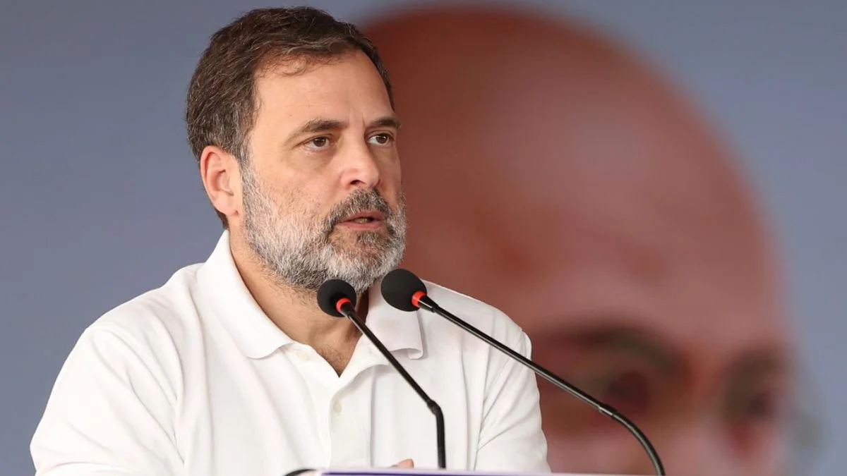 प्रयागराज में छात्रों से संवाद करते राहुल गांधी
