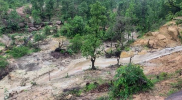 लाखों की मरम्मत के बाद भी नहीं सुधरे हालात, एसईसीएल खदान के ऊपर फिर फटी जमीन