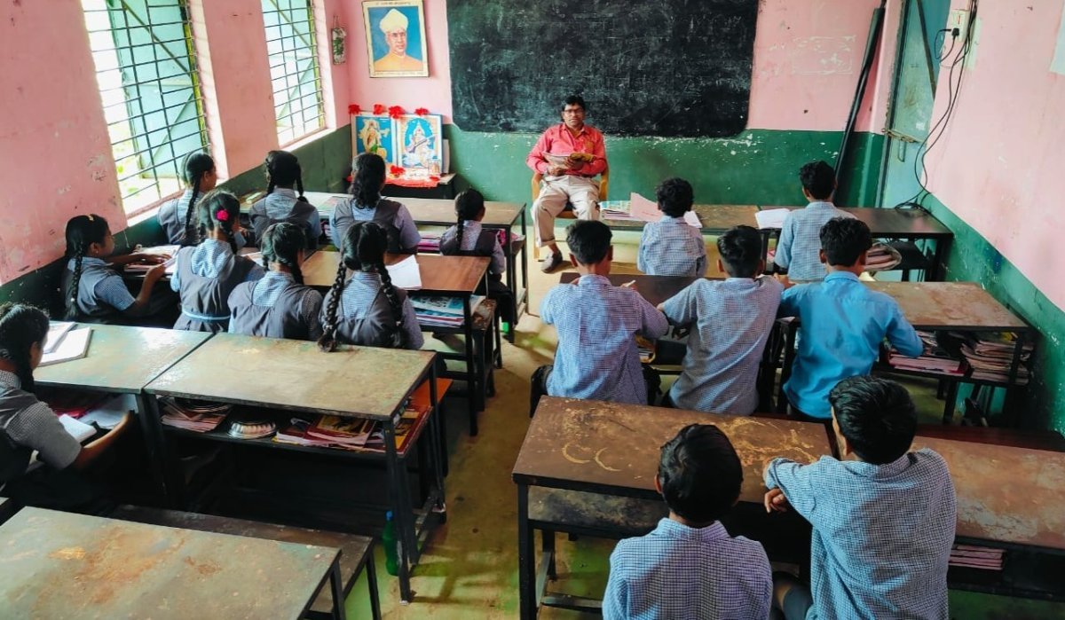 सेवानिवृत्ति के बाद भी स्कूल पहुंचकर बच्चों का भविष्य संवार रहे शिक्षक